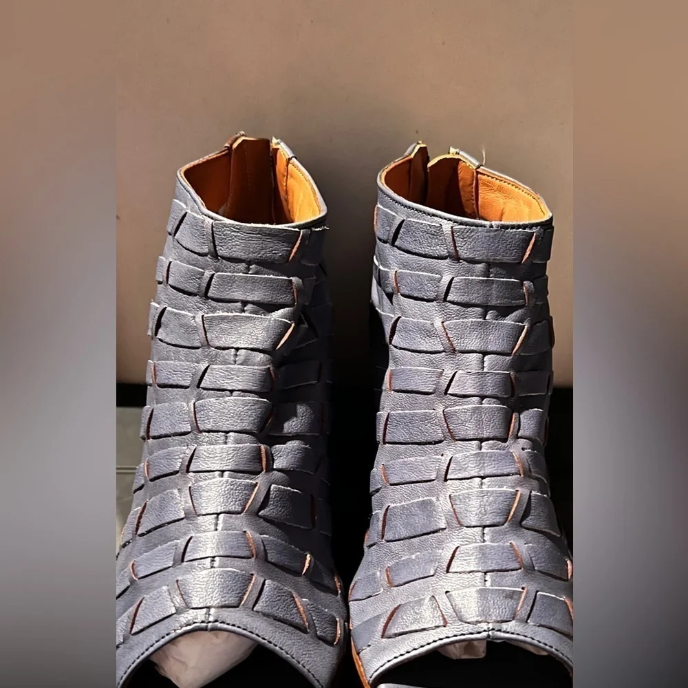 NIB SUNDANCE VERO CUOIO OPEN TOE BOOTIES